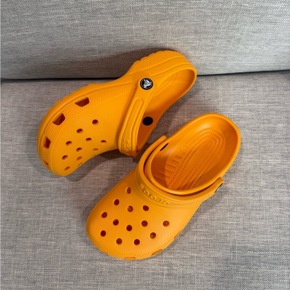 NEW Crocs Unisex Classic Clogs Apricrush Size Women's 7 / Men's 5